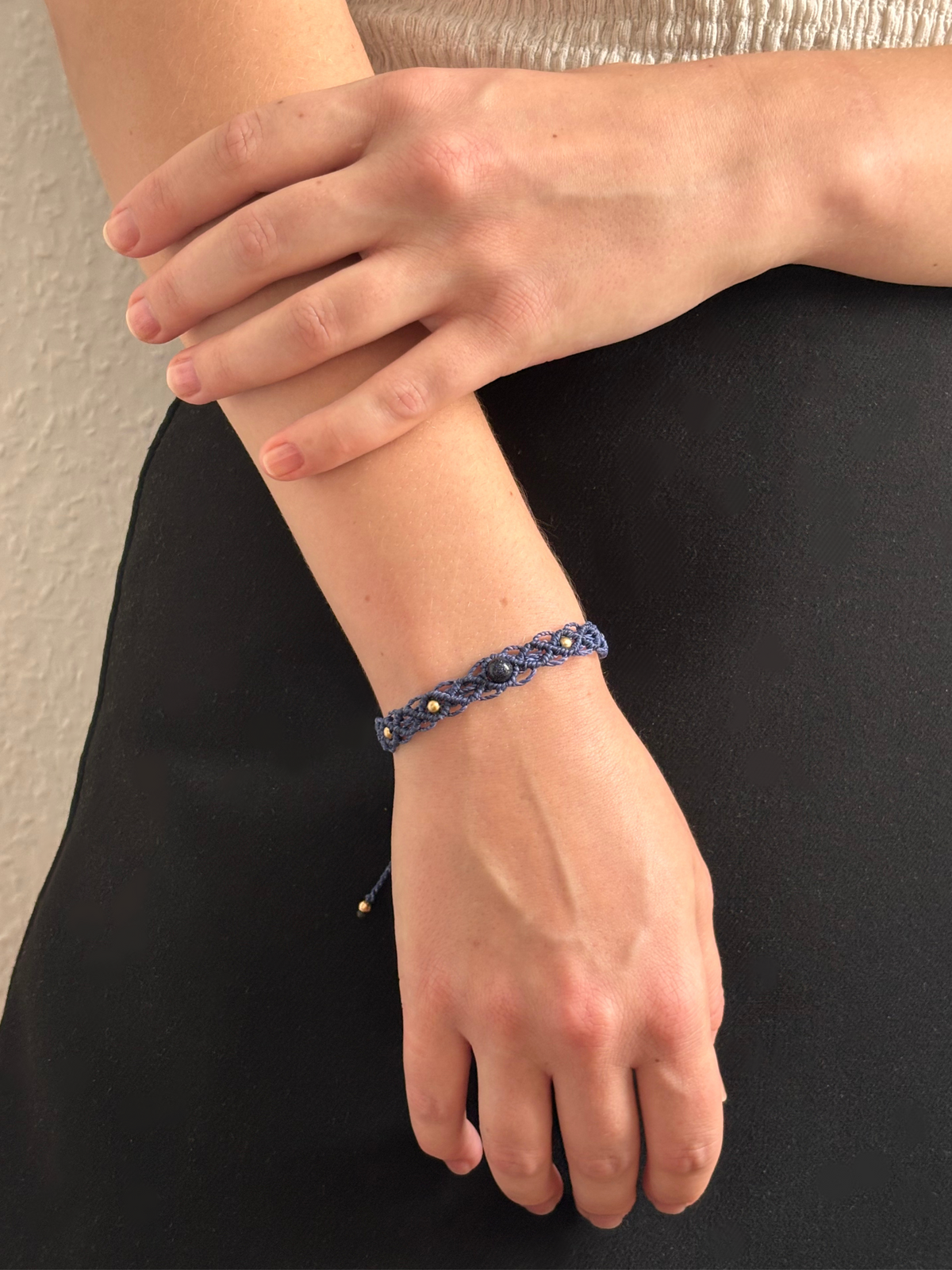 Makramee Armband Alice mit Blaufluss am Handgelenk getragen