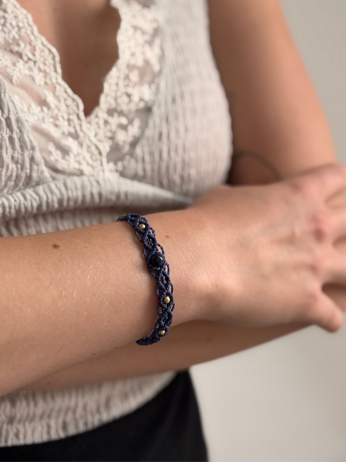 Makramee Armband Alice mit Blaufluss am Handgelenk getragen