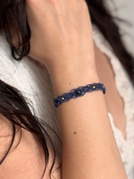 Makramee Armband Alice mit Blaufluss am Handgelenk getragen