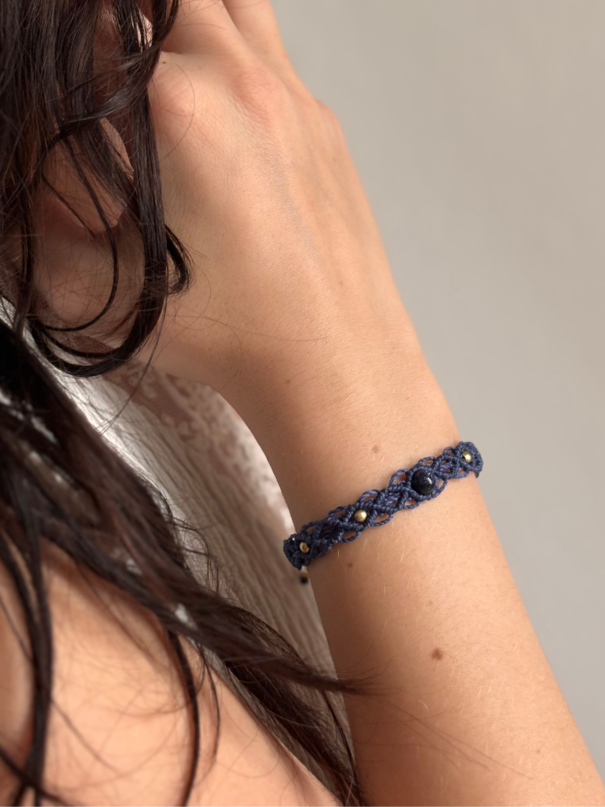 Makramee Armband Alice mit Blaufluss am Handgelenk getragen