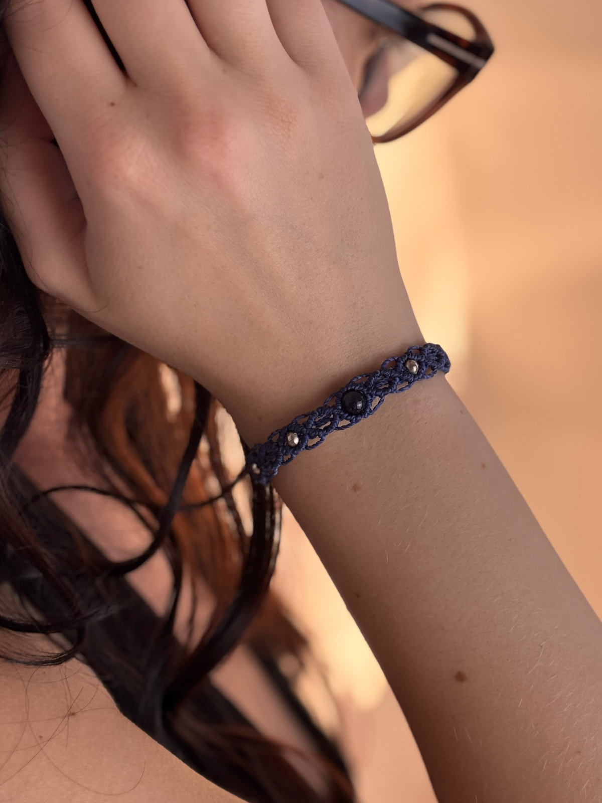 Makramee Armband Alice mit Blaufluss am Handgelenk getragen