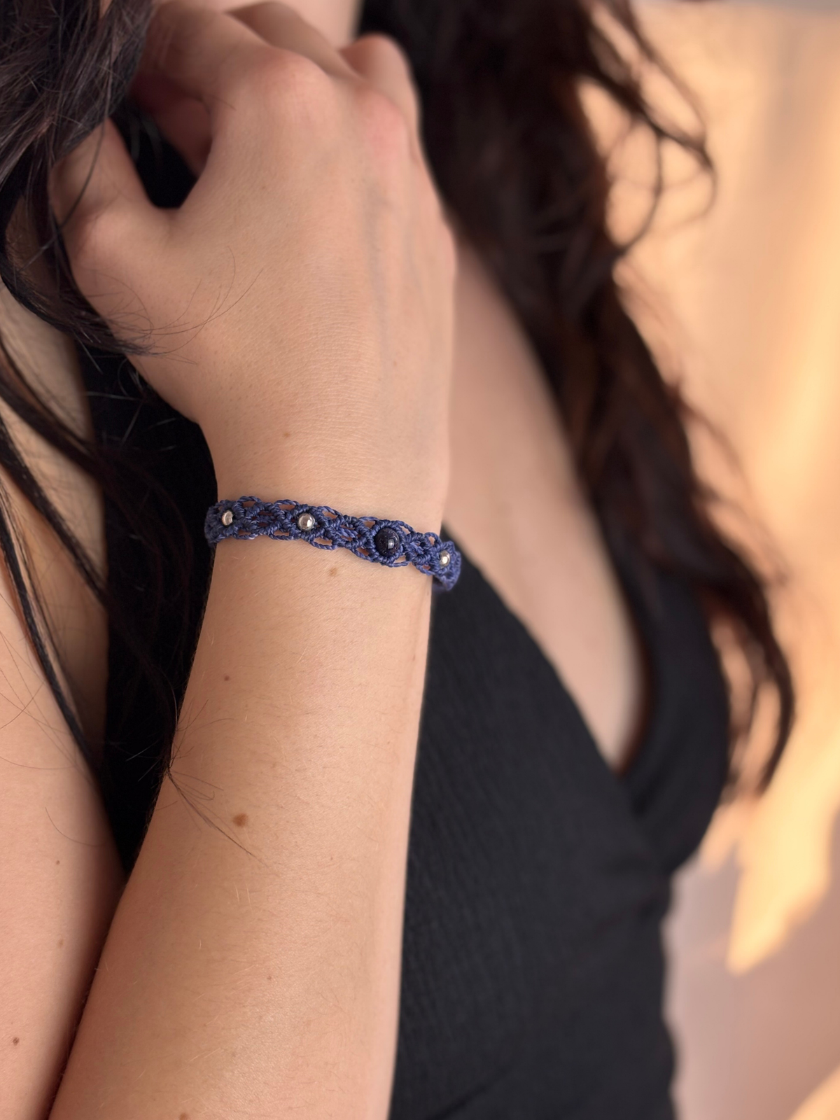Makramee Armband Alice mit Blaufluss am Handgelenk getragen