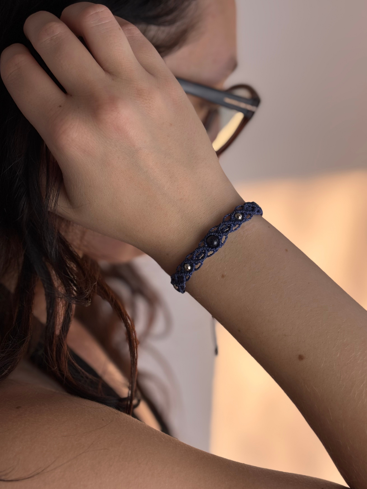 Makramee Armband Alice mit Blaufluss am Handgelenk getragen