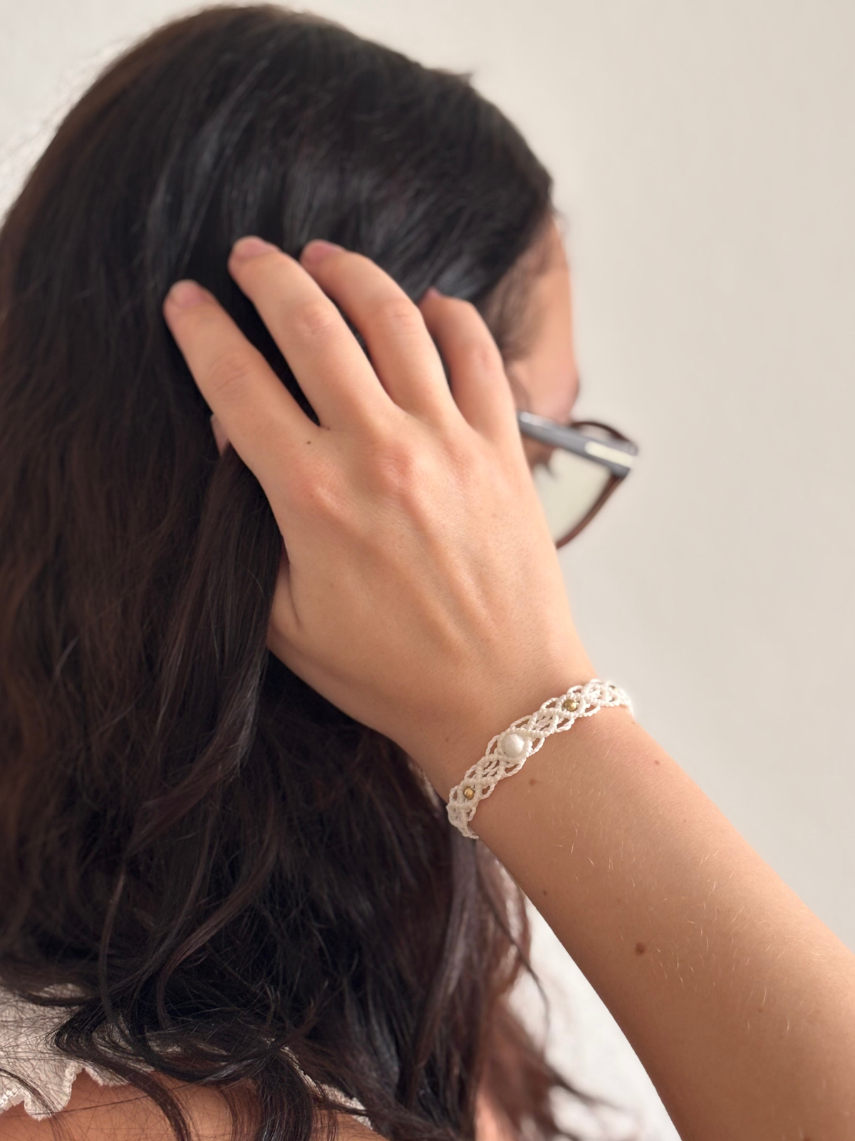 Makramee Armband Alice mit Mondstein am Handgelenk getragen