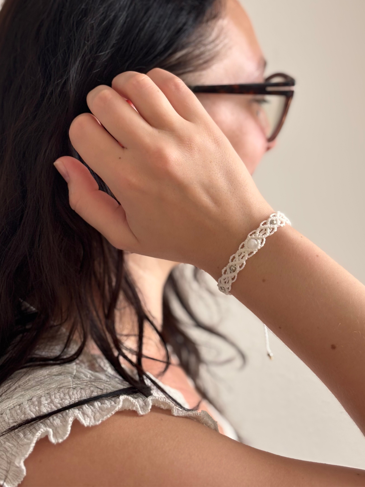 Makramee Armband Alice mit Mondstein am Handgelenk getragen