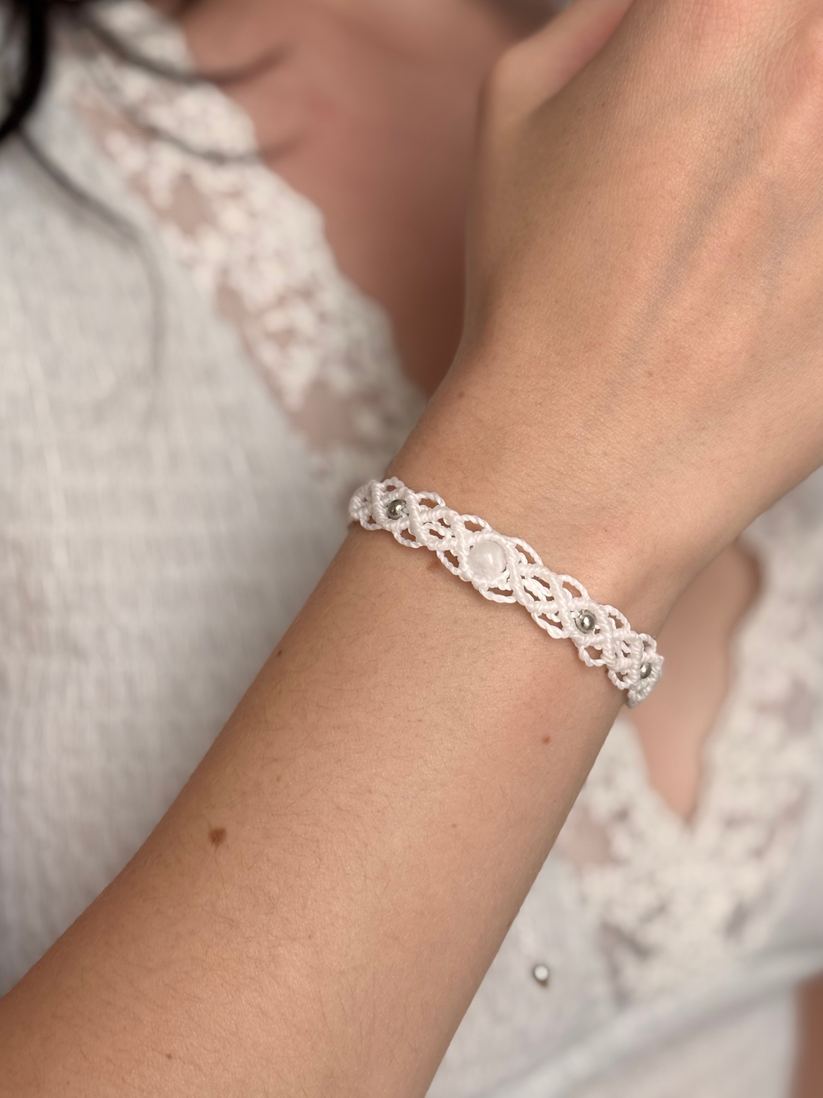 Makramee Armband Alice mit Mondstein am Handgelenk getragen