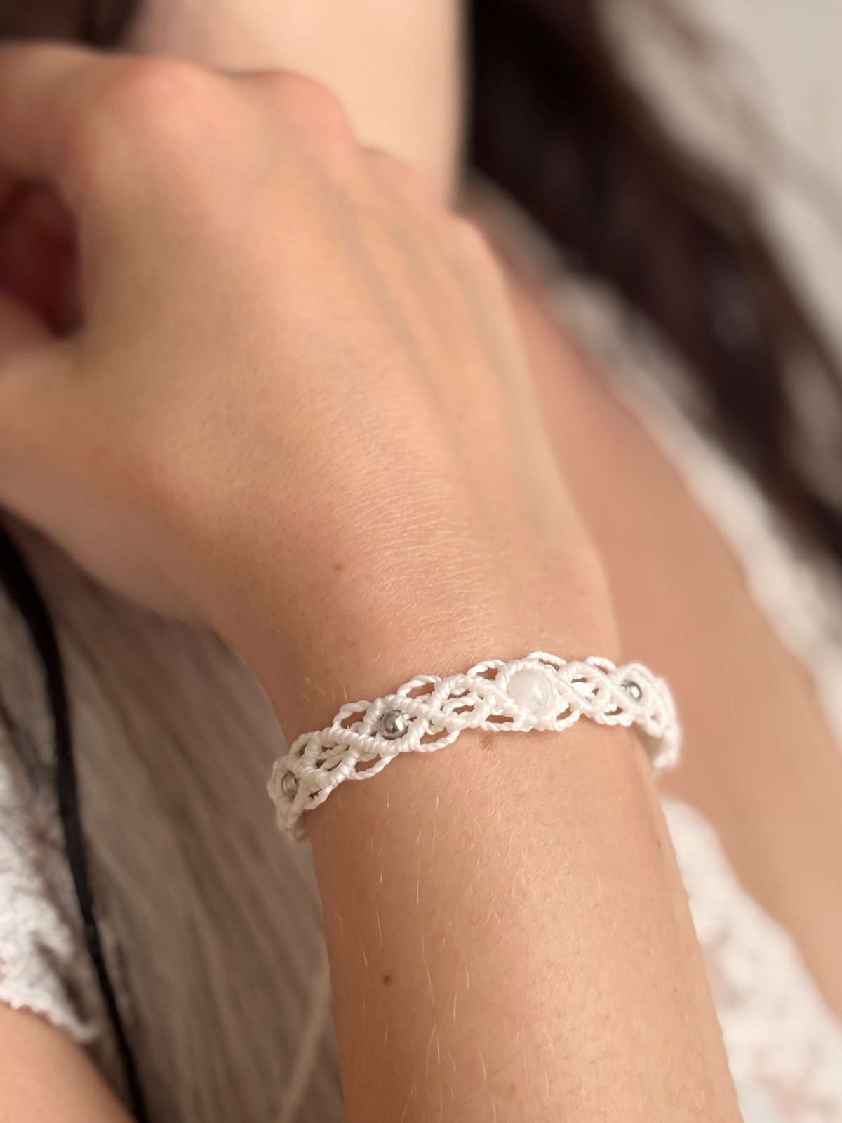 Makramee Armband Alice mit Mondstein am Handgelenk getragen