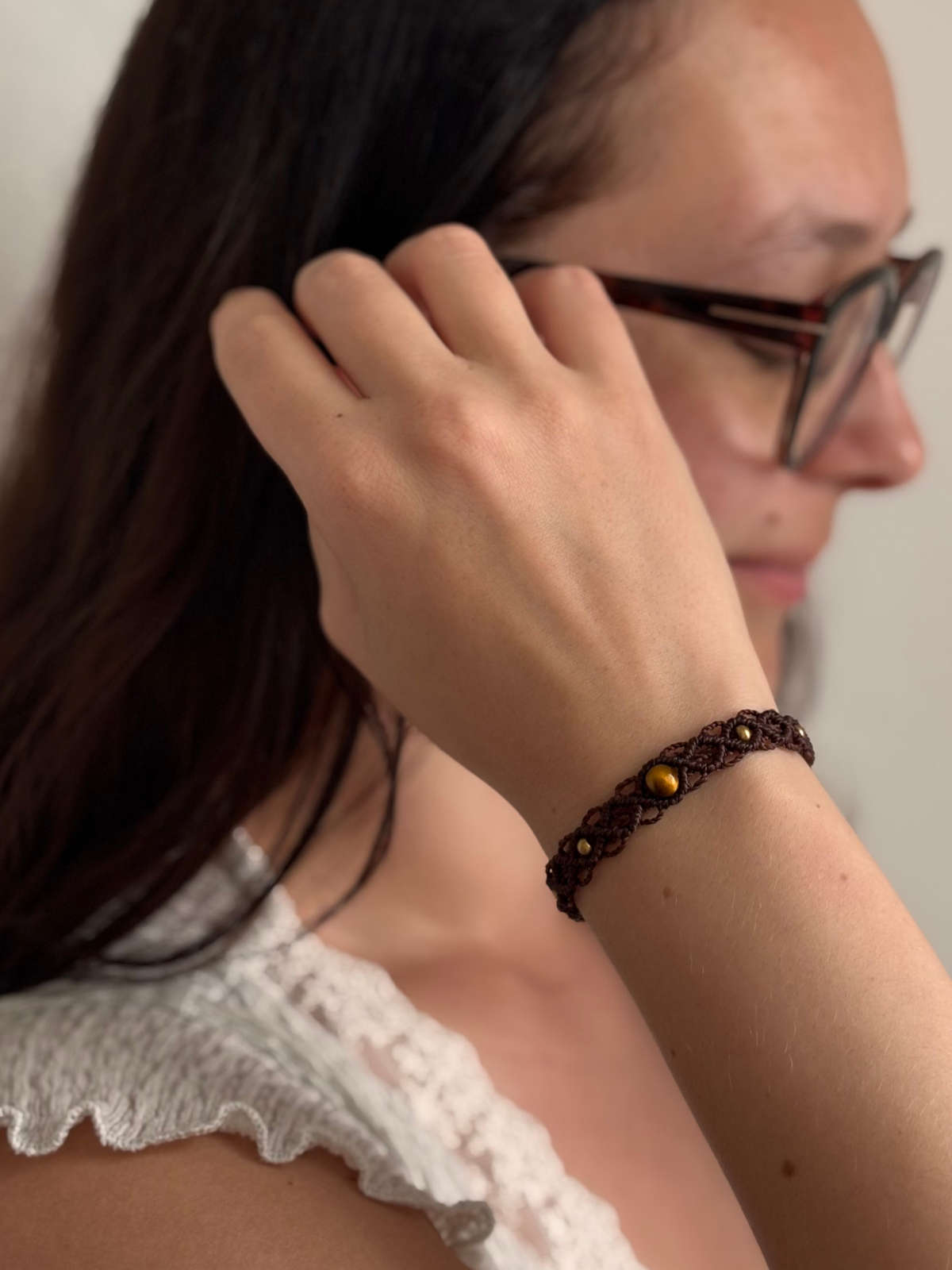 Makramee Armband Alice mit Tigerauge am Handgelenk getragen