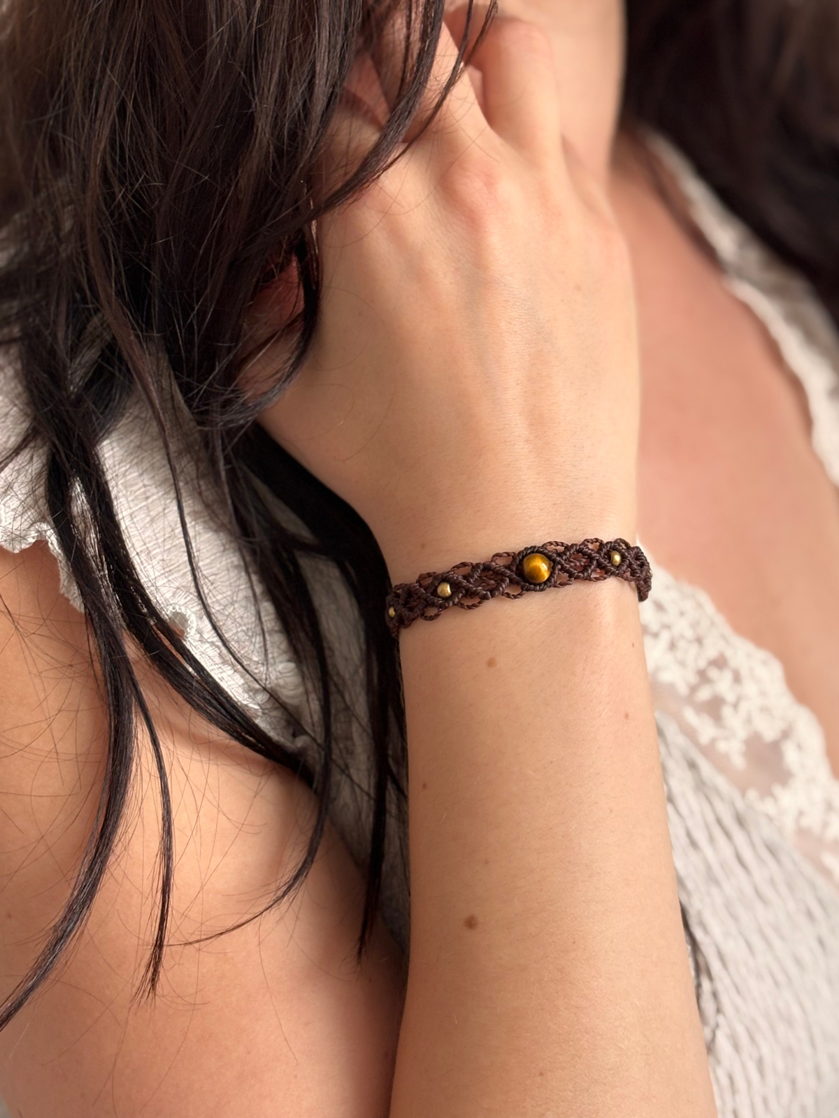 Makramee Armband Alice mit Tigerauge am Handgelenk getragen