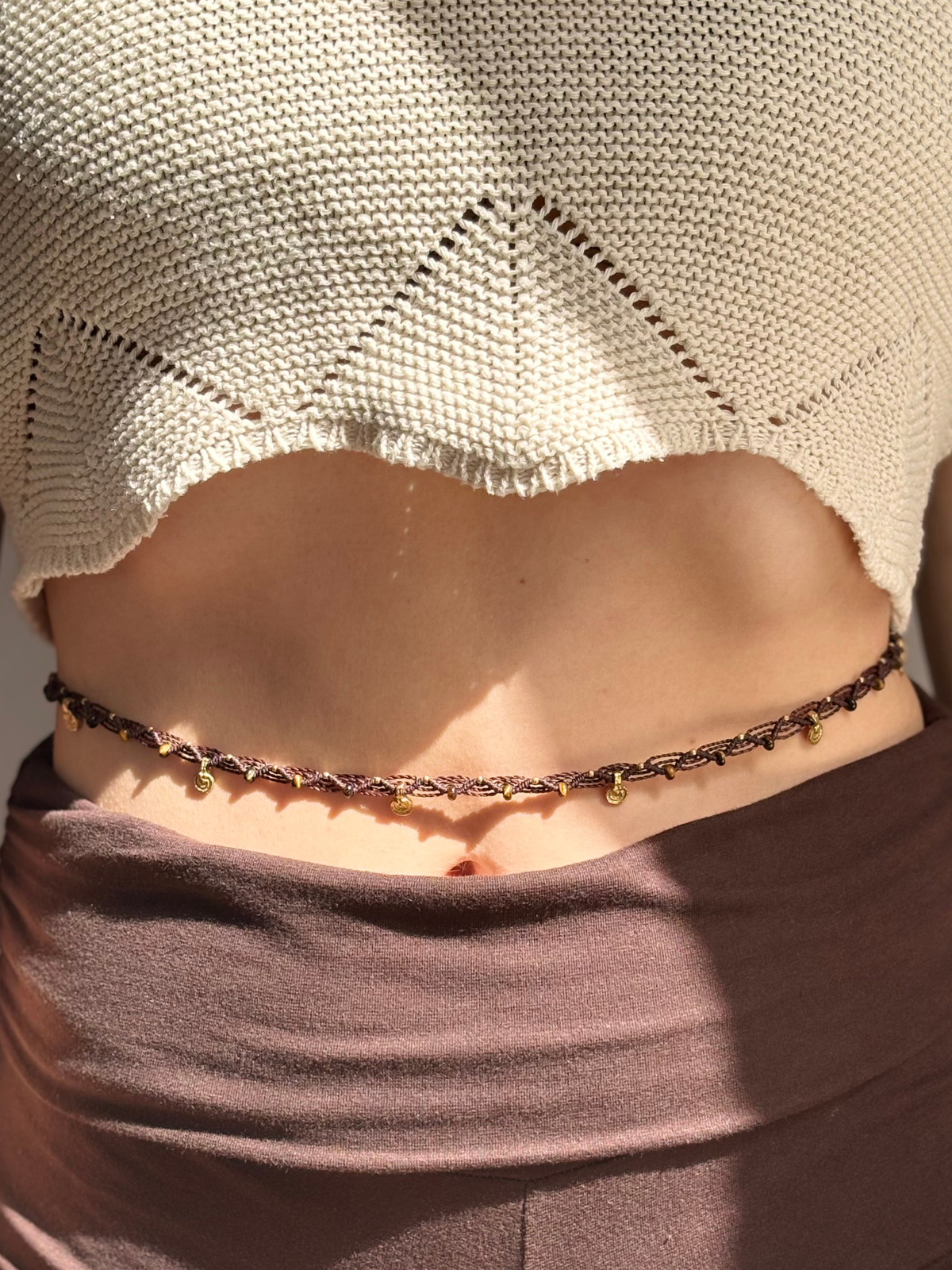 Makramee Bauchkette Elizabeth mit Tigerauge am Bauch getragen