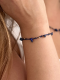 Makramee Armband Eugenie mit Lapislazuli am Handgelenk getragen