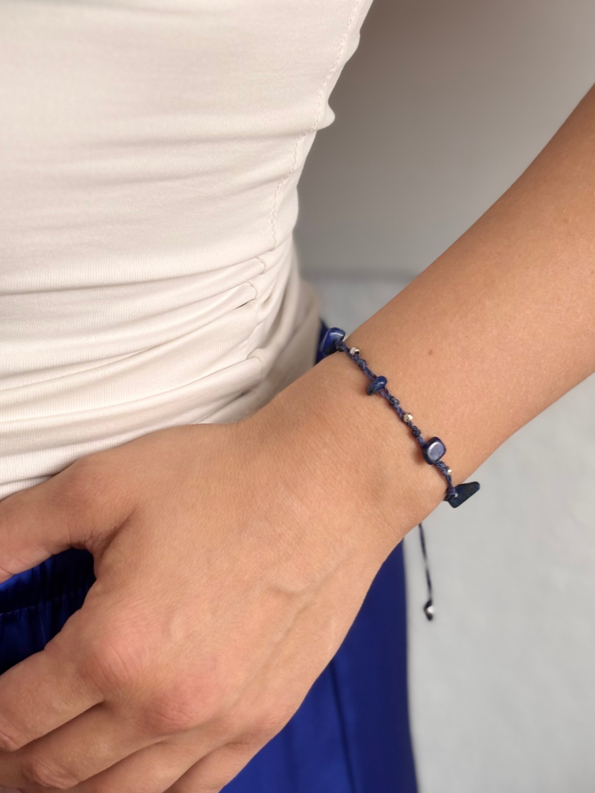 Makramee Armband Eugenie mit Lapislazuli am Handgelenk getragen