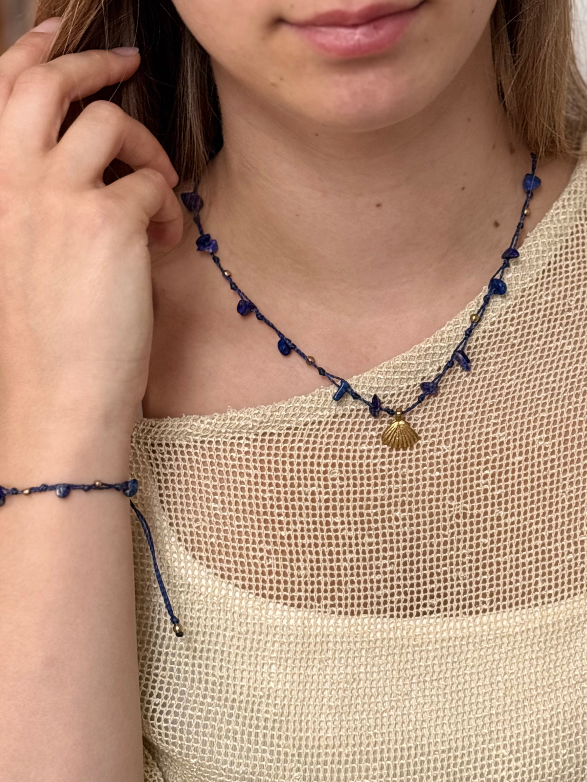 Makramee Kette und Armband aus dem Bundle Eugenie getragen