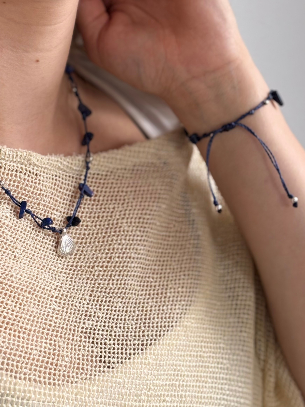 Makramee Kette und Armband aus dem Bundle Eugenie getragen