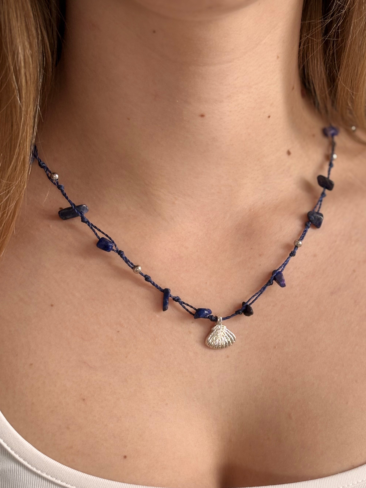 Makramee Kette Eugenie mit Lapislazuli am Handgelenk getragen