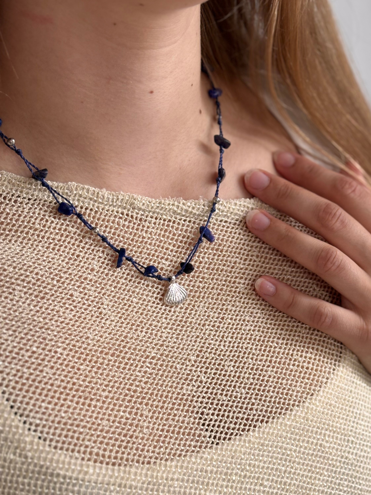 Makramee Kette Eugenie mit Lapislazuli und Muschel-Anhänger am Hals getragen