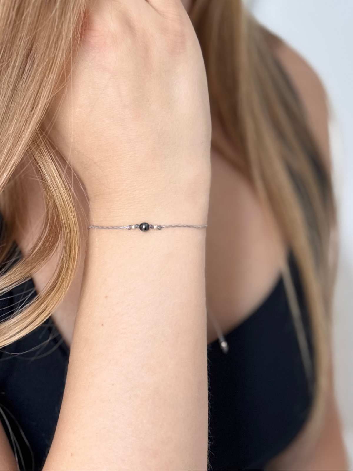 Makramee Armband aus dem Bundle Hedy am Handgelenk getragen
