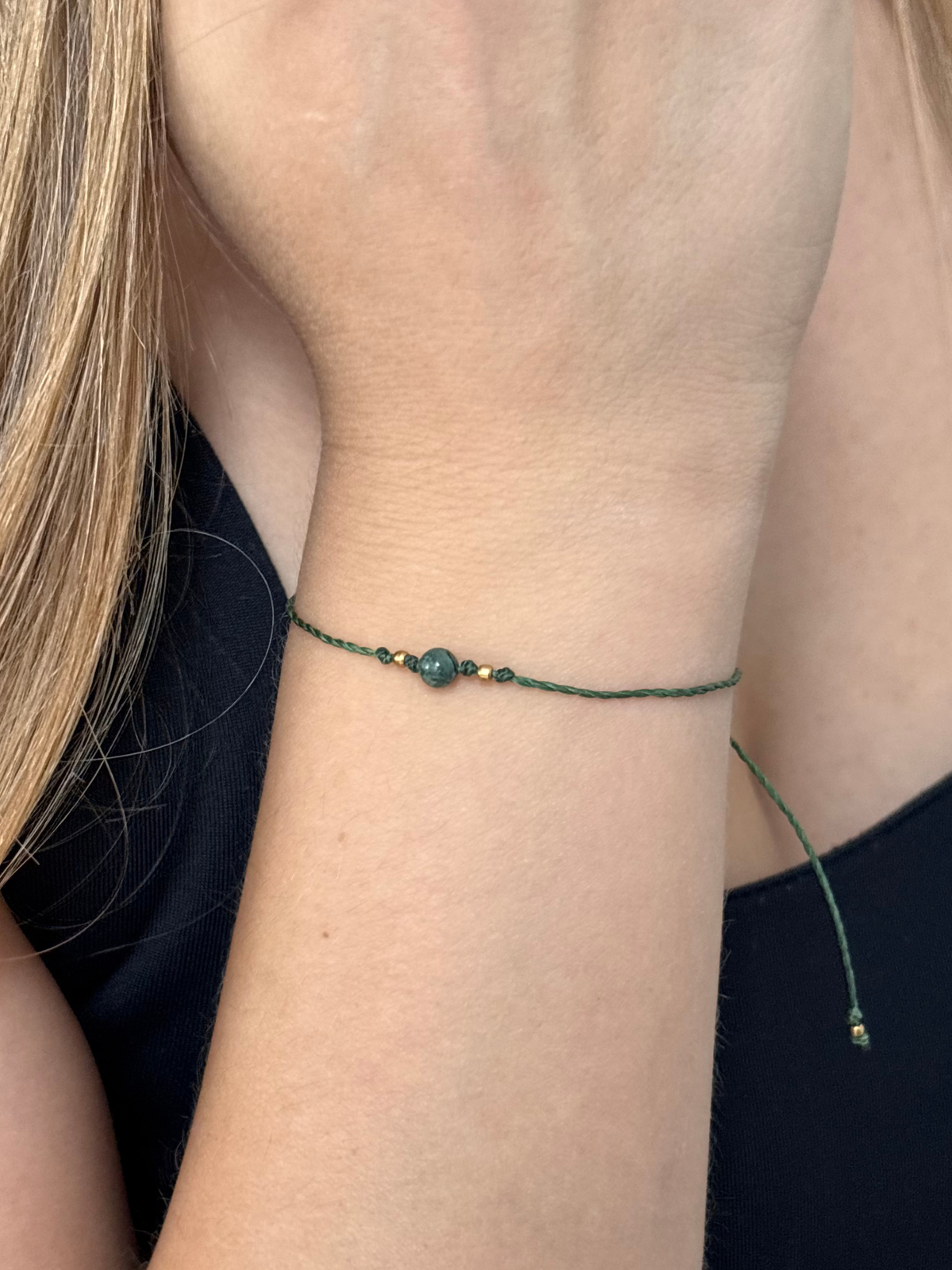 Makramee Armband aus dem Bundle Hedy am Handgelenk getragen