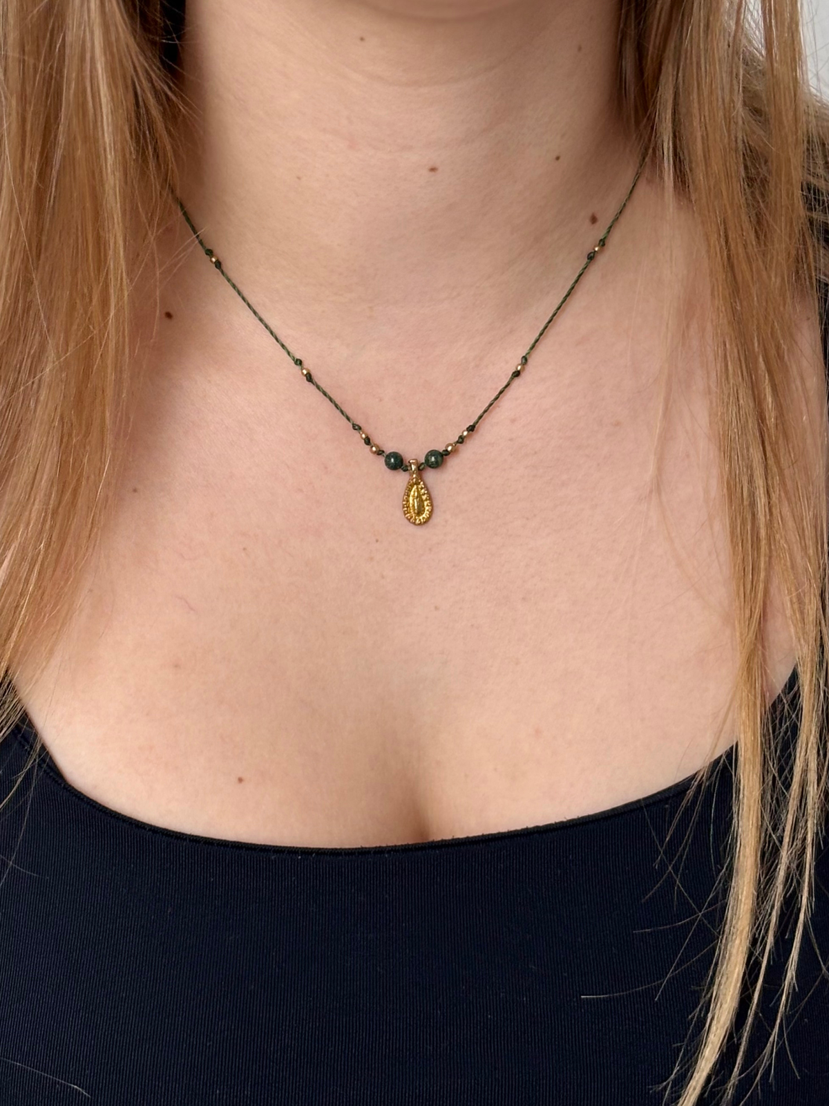 Makramee Kette aus dem Bundle Hedy am Hals getragen