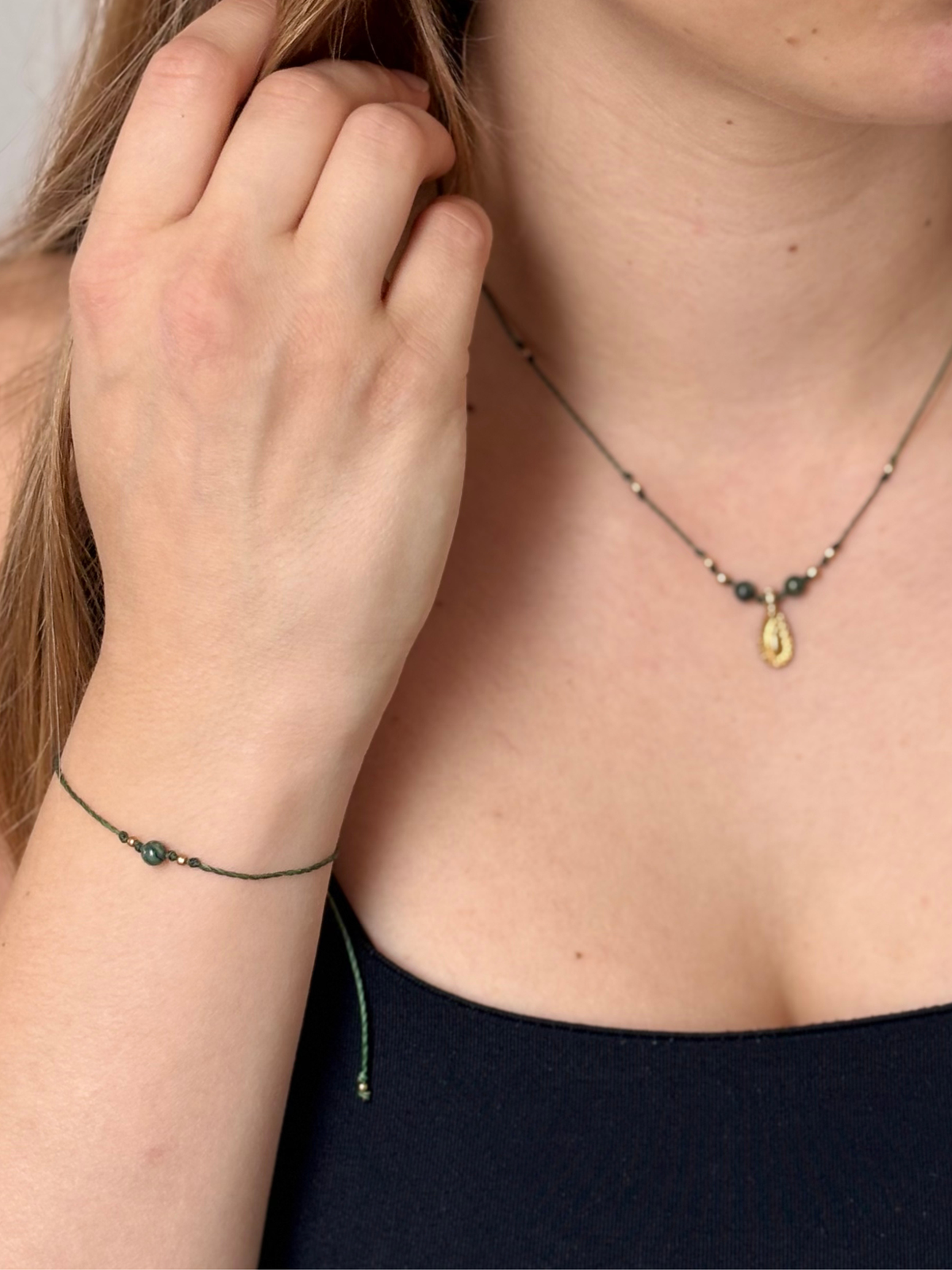 Makramee Kette und Armband aus dem Bundle Hedy getragen