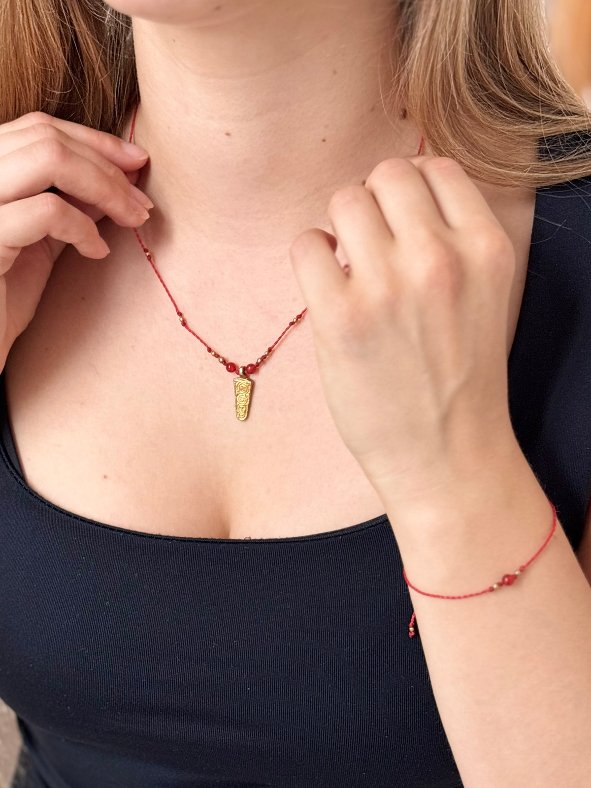 Makramee Kette und Armband aus dem Bundle Hedy getragen