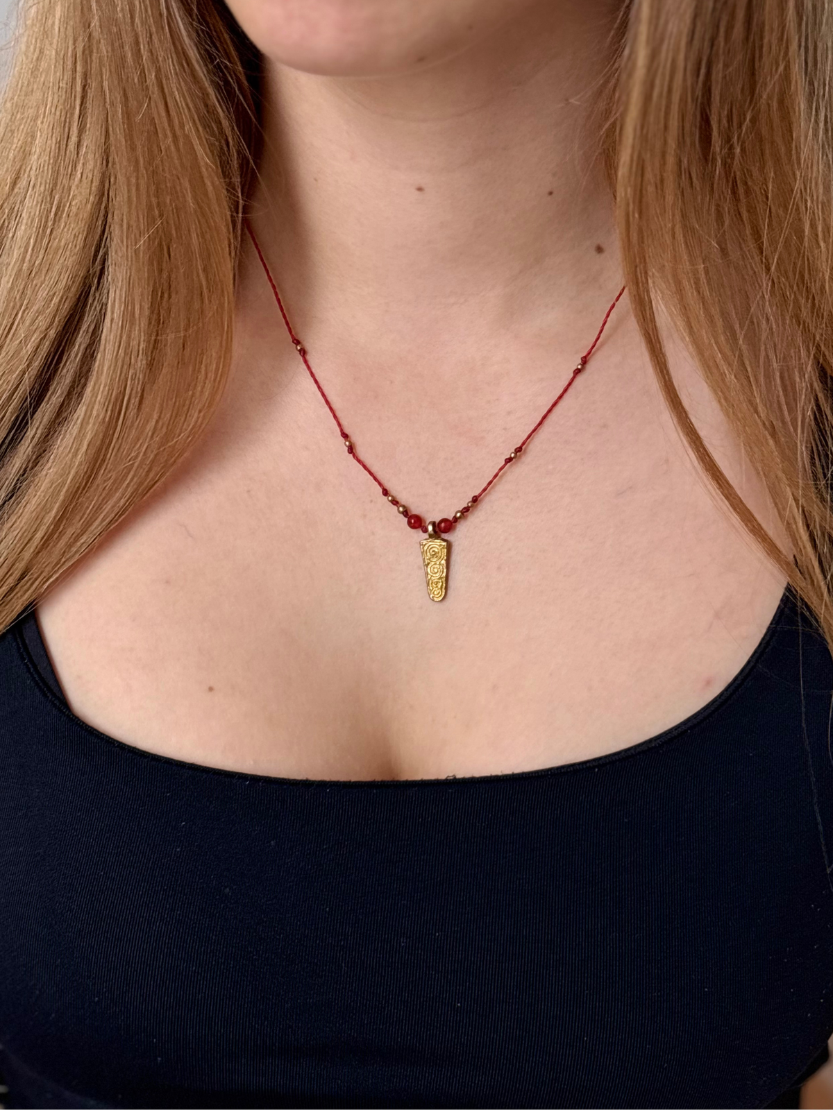 Makramee Kette aus dem Bundle Hedy am Hals getragen