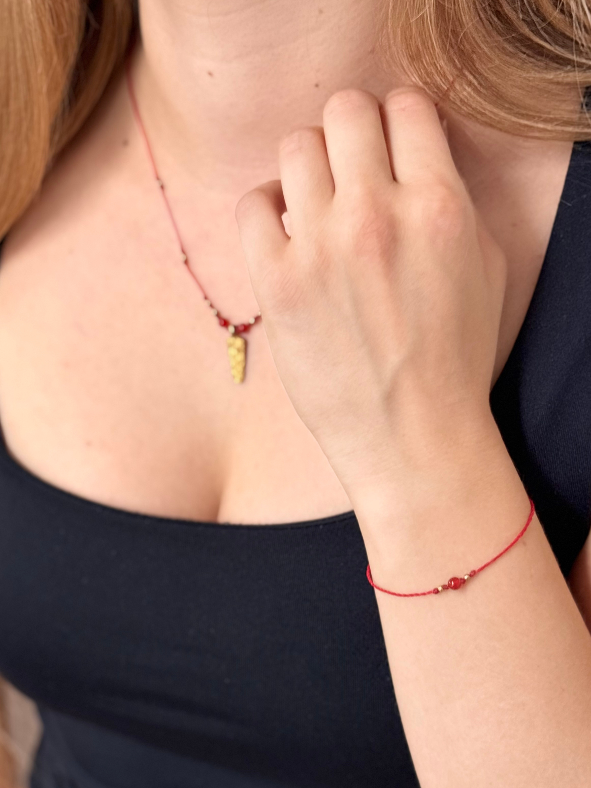 Makramee Kette und Armband aus dem Bundle Hedy getragen