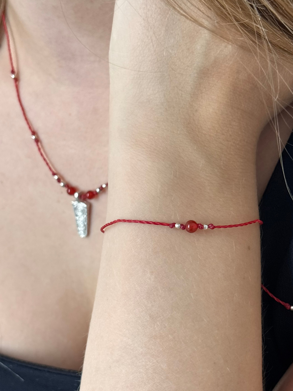Makramee Kette und Armband aus dem Bundle Hedy getragen