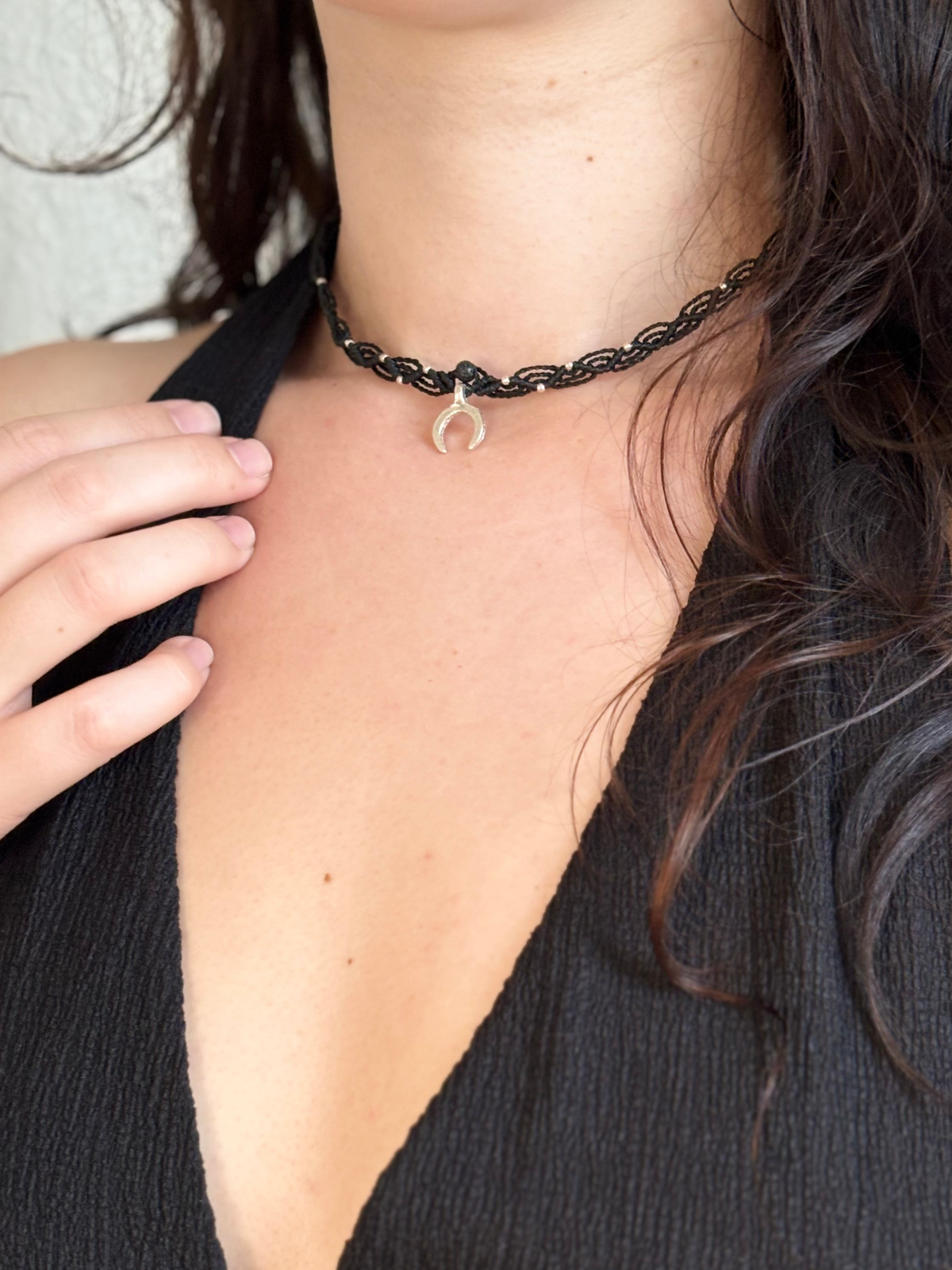 Makramee Kette Katherine mit Lava am Hals getragen