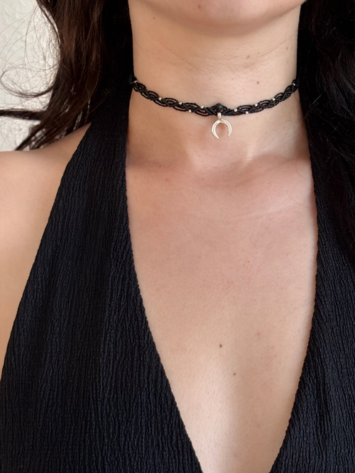 Makramee Kette Katherine mit Lava am Hals getragen