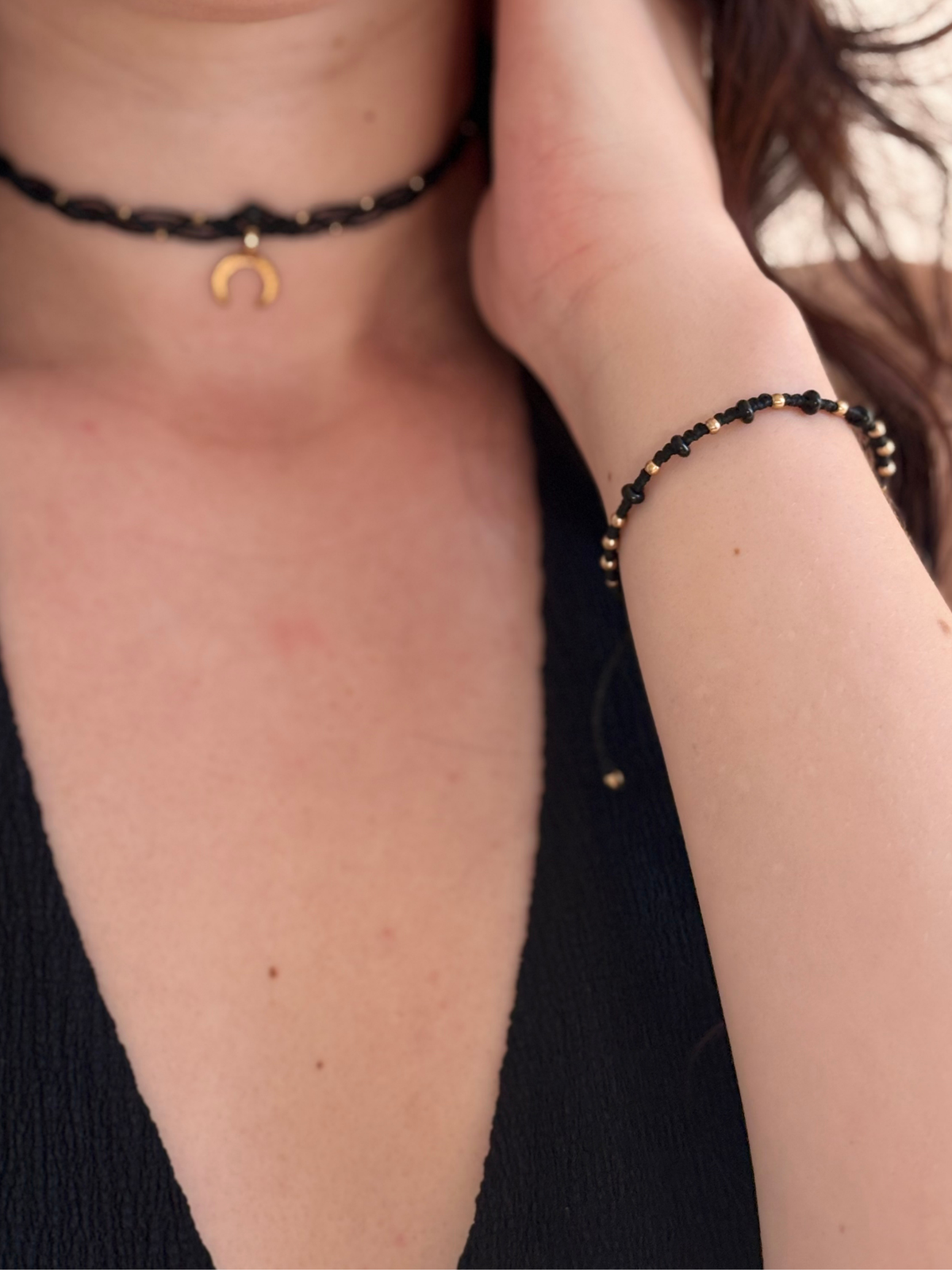 Makramee Kette Katherine mit Lava und Makramee Armband Mary mit Obsidian getragen