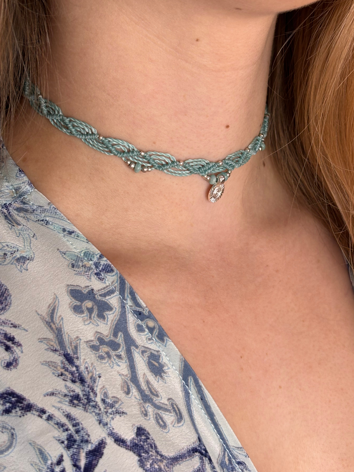 Makramee Kette Lise mit Amazonit am Hals getragen