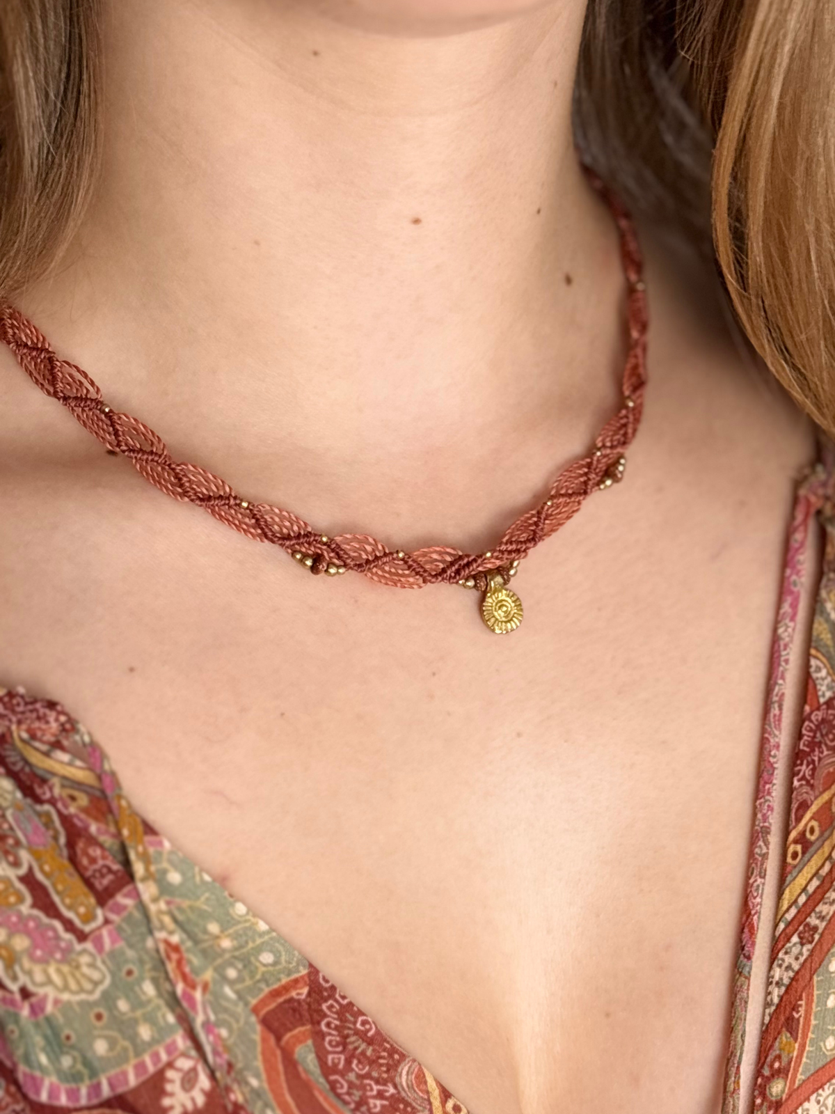 Makramee Kette Lise mit Goldsandstein am Hals getragen