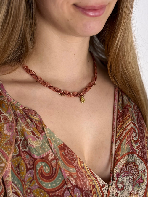 Makramee Kette Lise mit Goldsandstein am Hals getragen