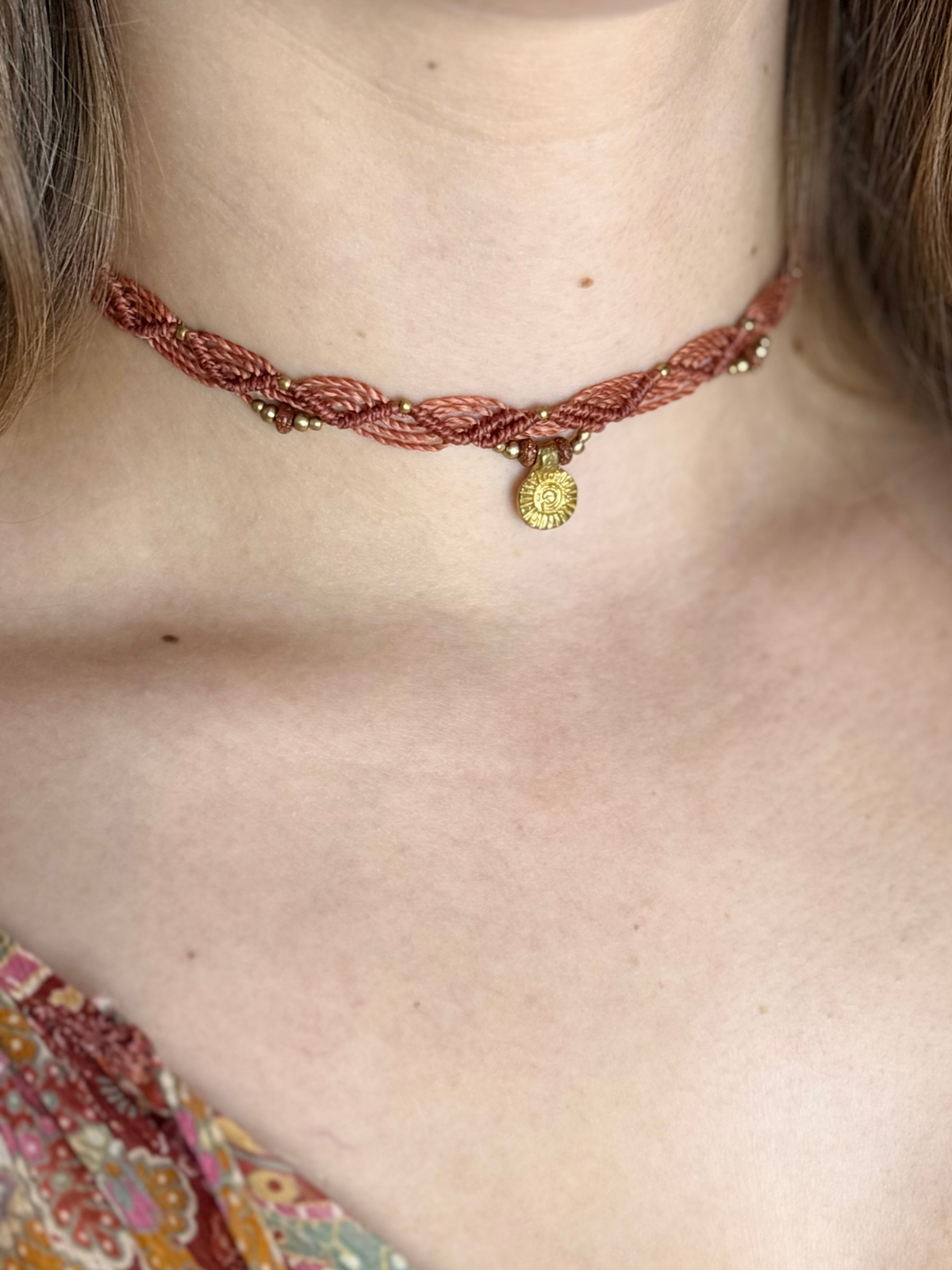 Makramee Kette Lise mit Goldsandstein am Hals getragen
