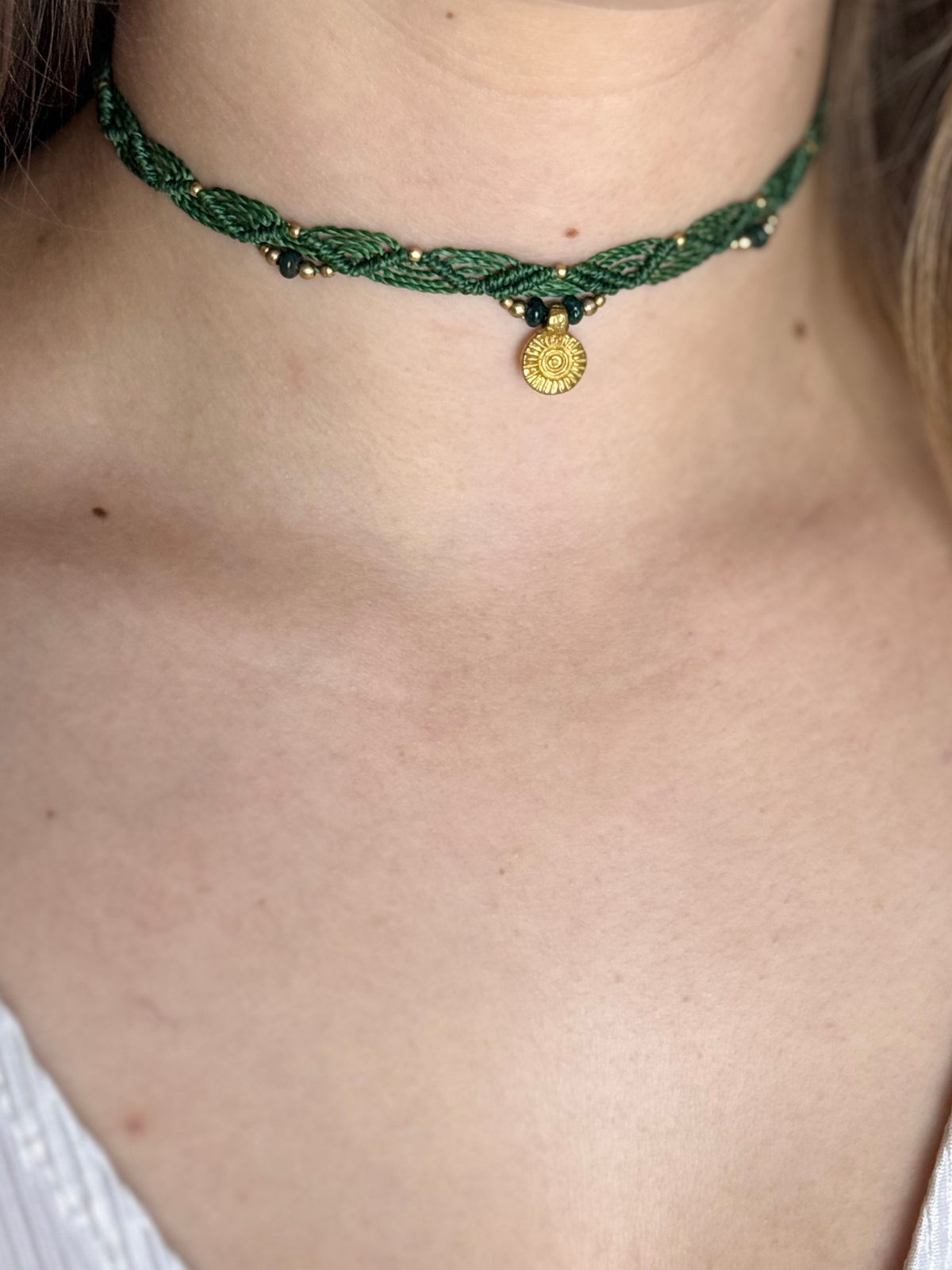 Makramee Kette Lise mit Indischer Achat am Hals getragen