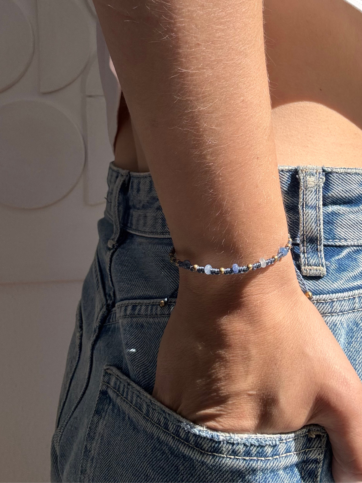 Makramee Armband Mary mit Blauem Aventurin am Handgelenk getragen