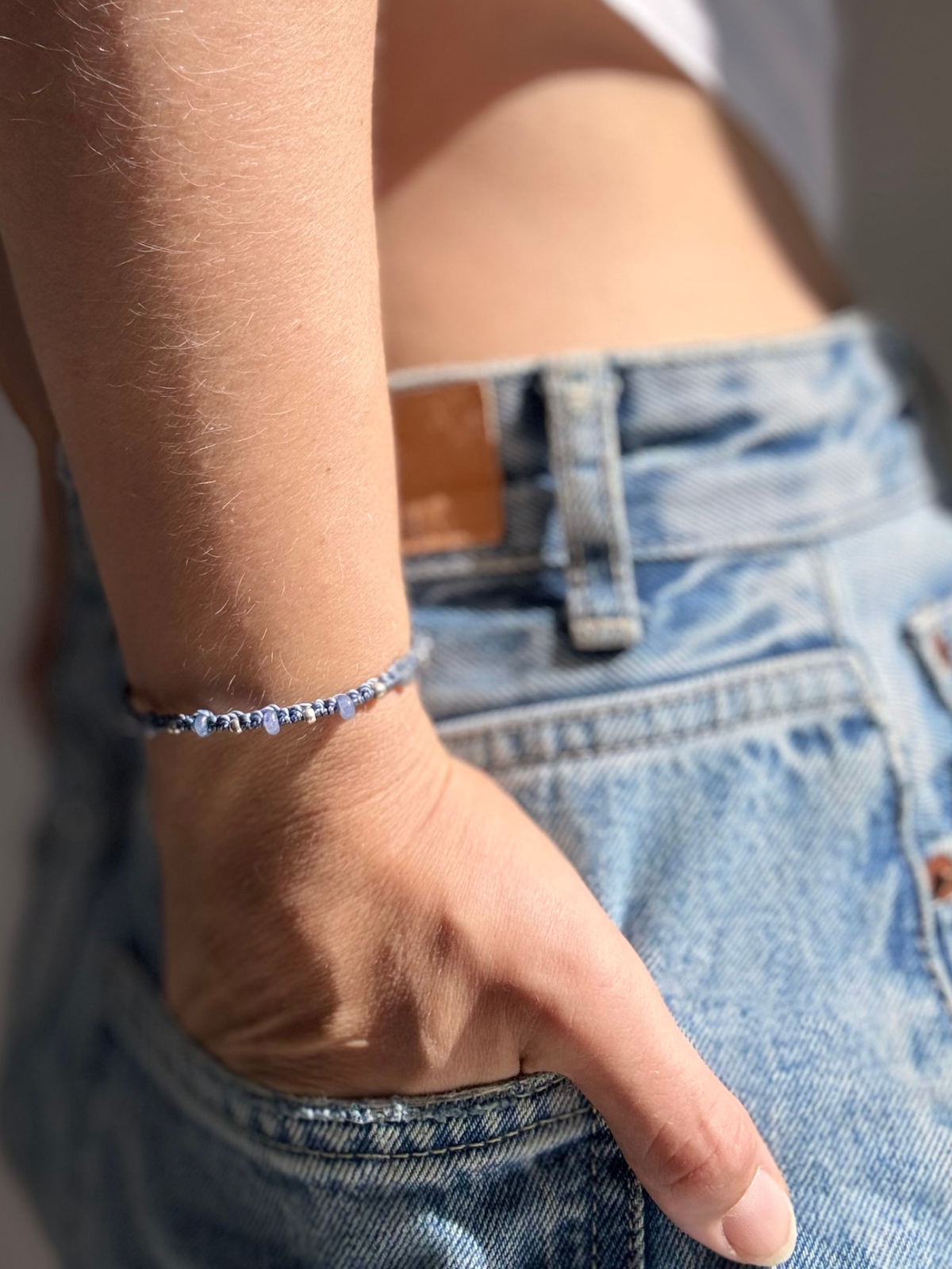 Makramee Armband Mary mit Blauem Aventurin am Handgelenk getragen