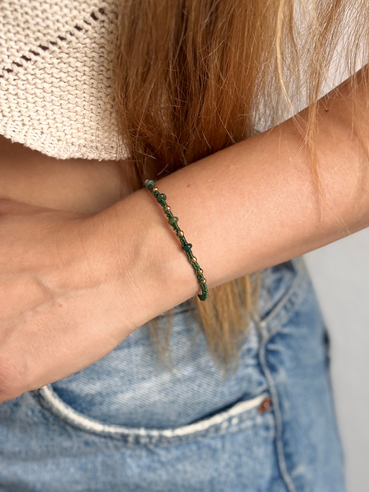 Makramee Armband Mary mit Indischem Achat am Handgelenk getragen