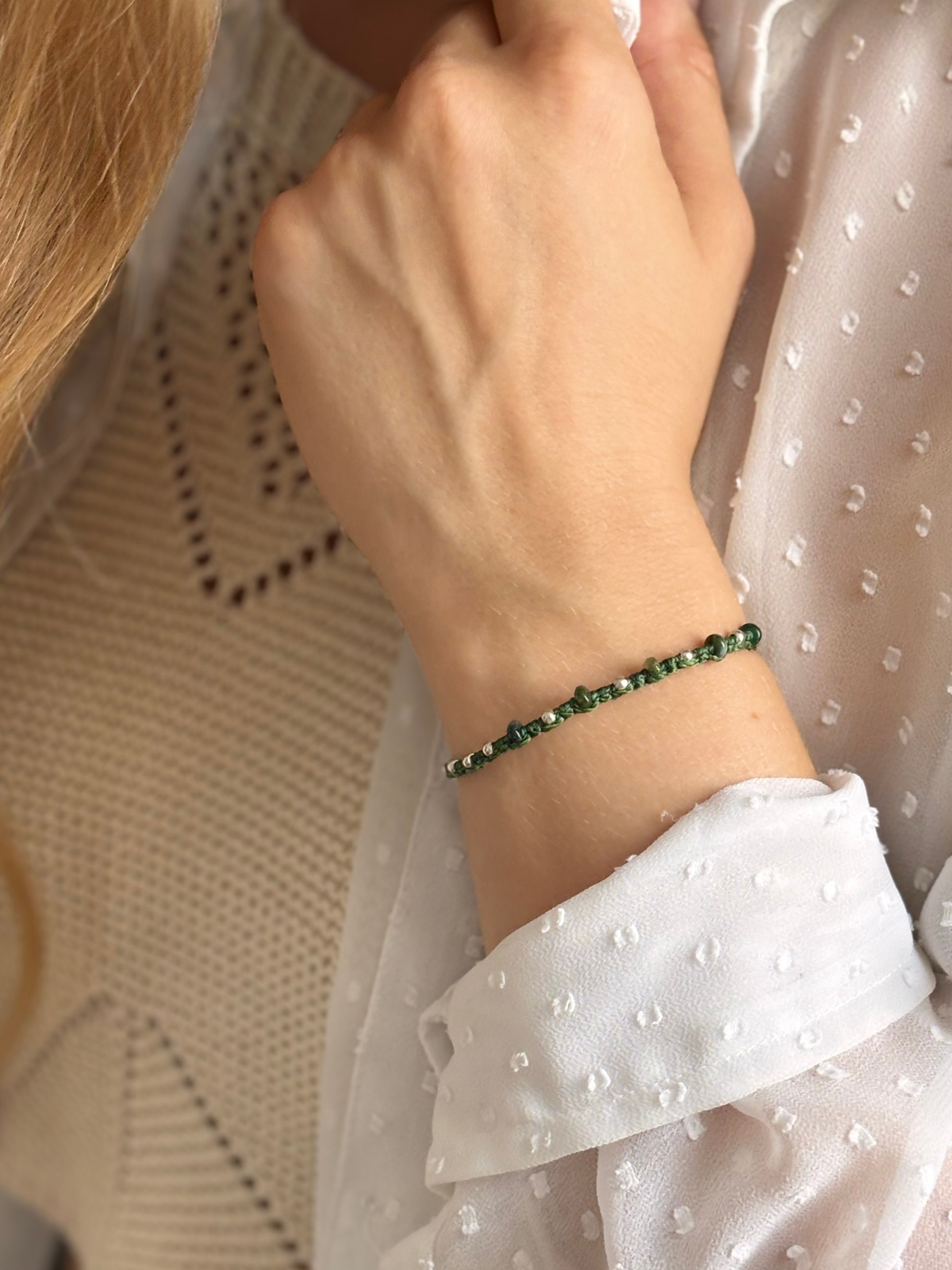 Makramee Armband Mary mit Indischem Achat am Handgelenk getragen
