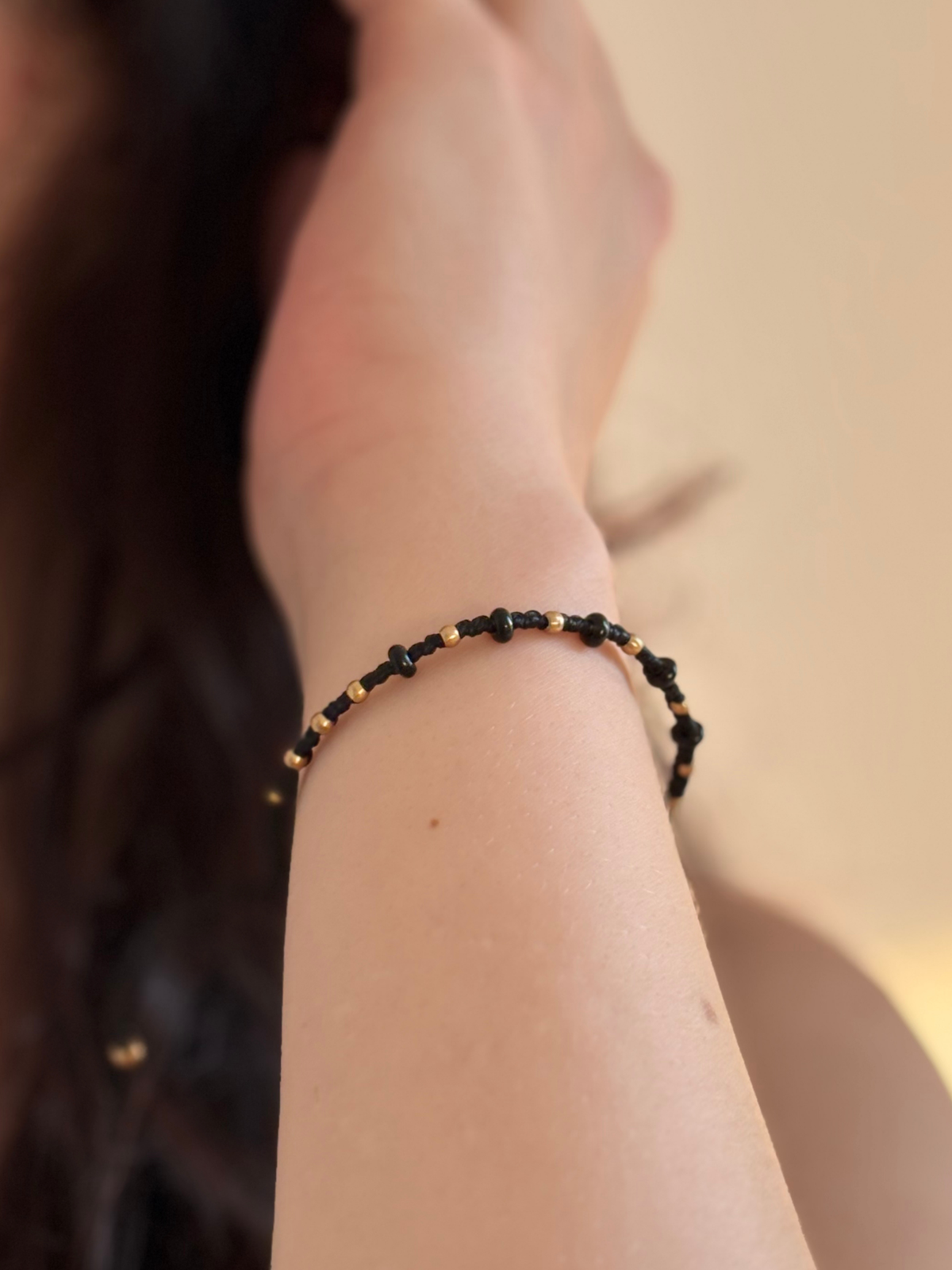 Makramee Armband Mary mit Obsidian am Handgelenk getragen