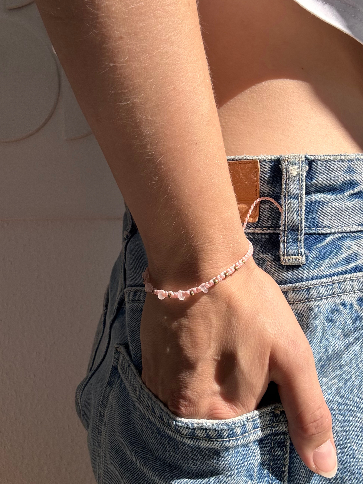Makramee Armband Mary mit Rosenquarz am Handgelenk getragen