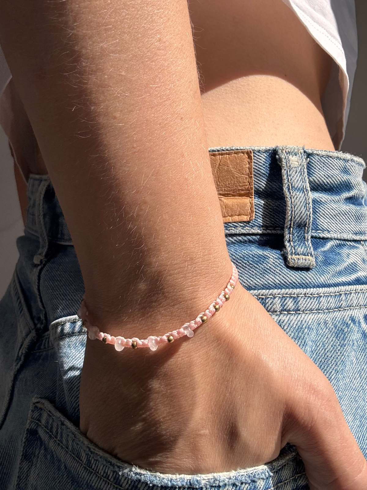 Makramee Armband Mary mit Rosenquarz am Handgelenk getragen