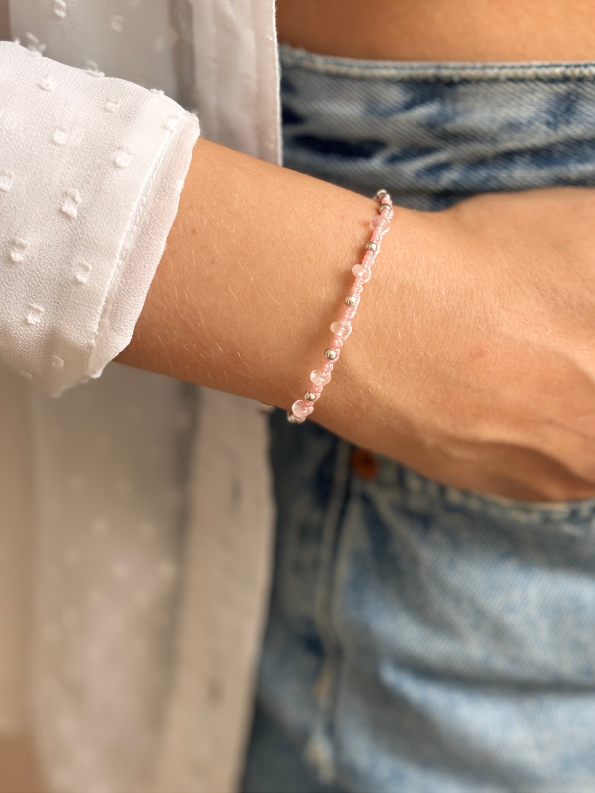 Makramee Armband Mary mit Rosenquarz am Handgelenk getragen