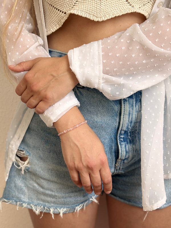 Makramee Armband Mary mit Rosenquarz am Handgelenk getragen