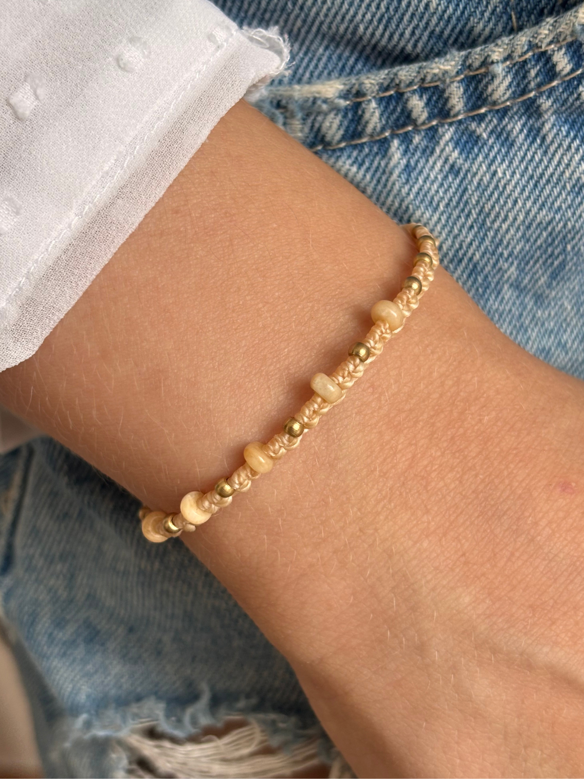 Makramee Armband Mary mit Sonnenstein am Handgelenk getragen