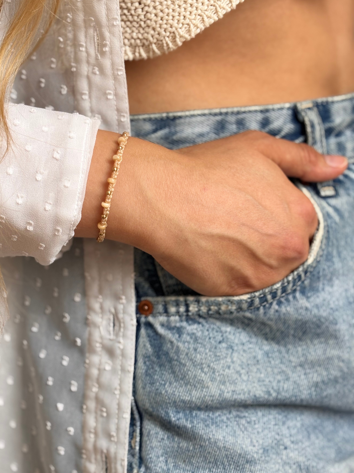 Makramee Armband Mary mit Sonnenstein am Handgelenk getragen