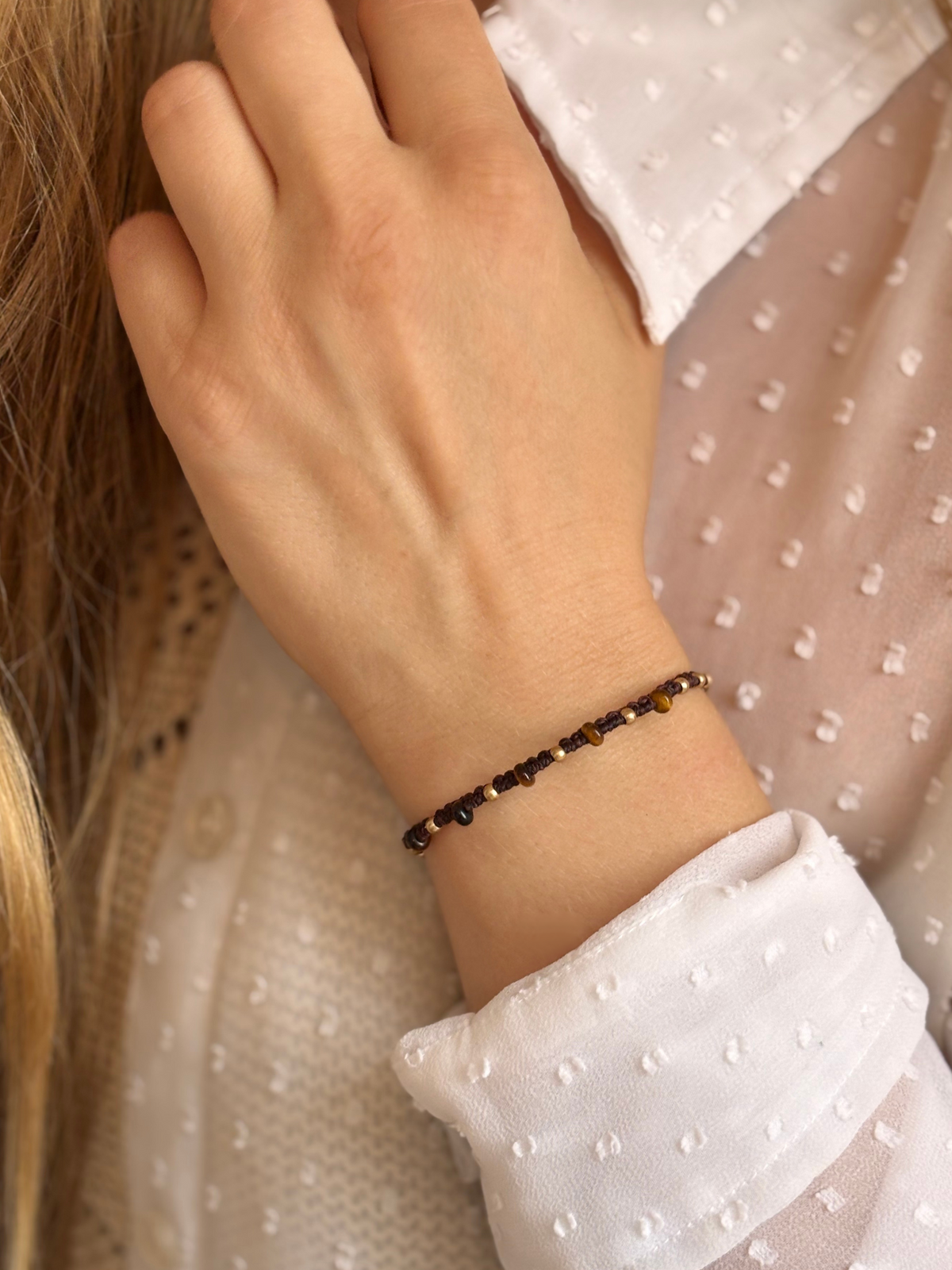 Makramee Armband Mary mit Tigerauge am Handgelenk getragen