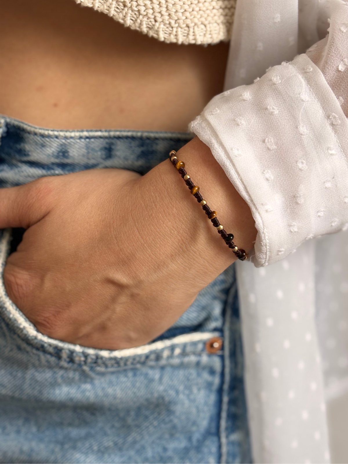 Makramee Armband Mary mit Tigerauge am Handgelenk getragen