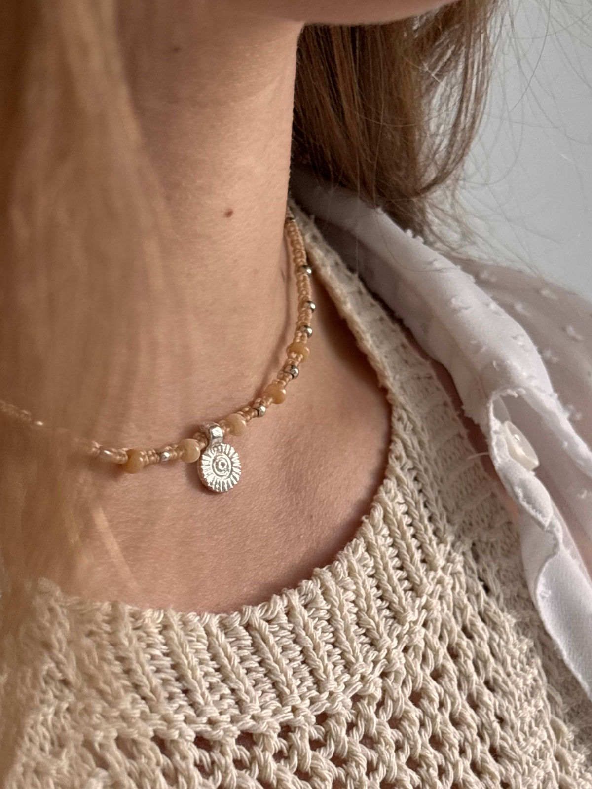 Makramee Kette Mary mit Sonnenstein am Hals getragen